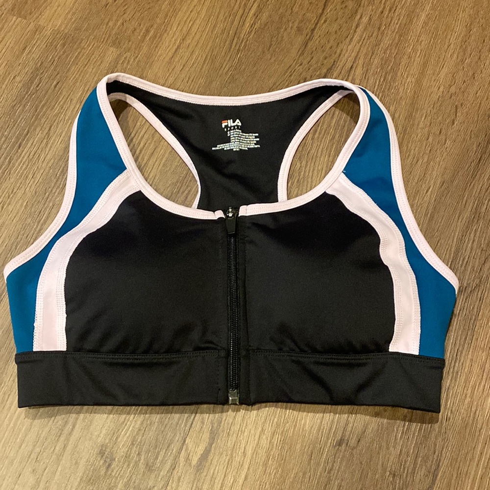 Fila sport Women’s AS sports bra with built in bra cups.